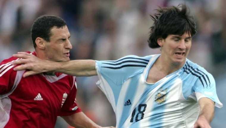 El "manotazo" que empañó el debut de Messi con la Selección de Argentina tras salir expulsado en menos de un minuto. (Foto Prensa Libre: DIARIO OLÉ)