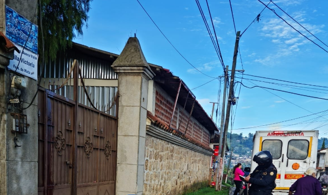 El hombre murió por una herida provocada con el portón. (Foto Prensa Libre: Bomberos Voluntarios) 