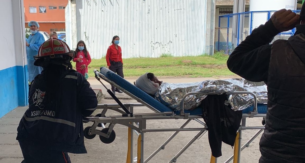 Luis Alfredo Yos, de 12 años, fue trasladado al Hospital Nacional de Chimaltenango, luego de haber sido atacado por una jauría. (Foto Prensa Libre: CBMD)
