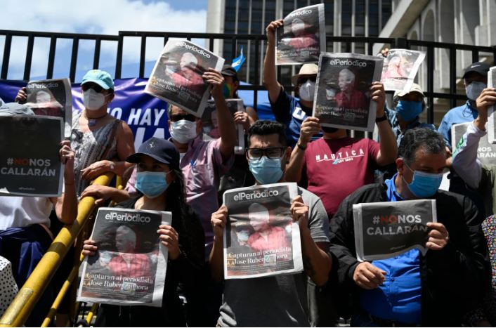 Periodistas guatemaltecos protestan contra la detención de José Rubén Zamora, presidente del diario El Periódico, frente al Palacio de Justicia de Ciudad de Guatemala, el 30 de julio de 2022. (Foto Prensa Libre: Johan Ordóñez / AFP)
