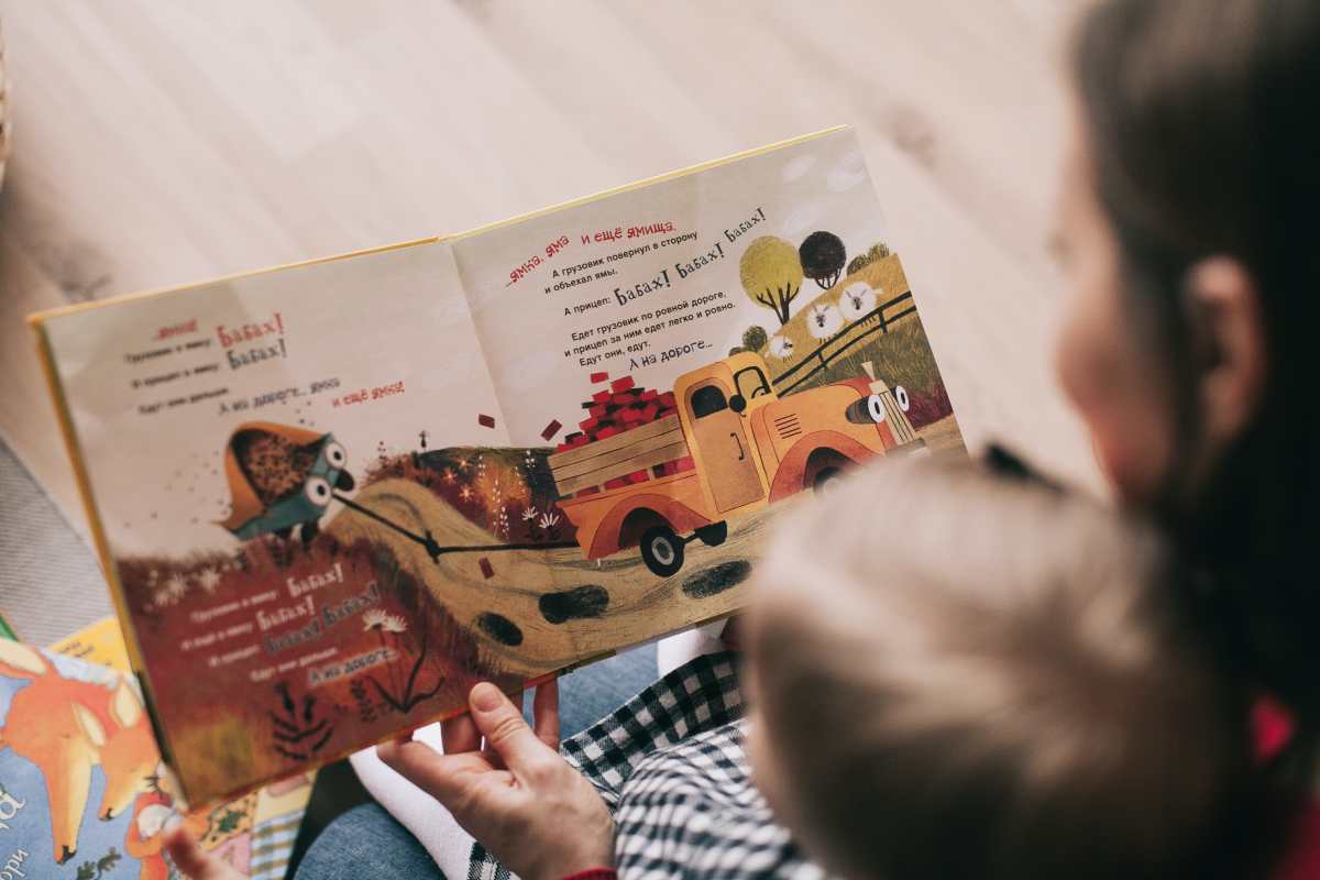 ¿Conoce cuáles son los temas favoritos de sus hijos?  Este dato podría ser importante para buscar junto a ellos opciones interesantes de lectura.  (Foto Prensa Libre:  Lina Kivaka/Pexels)