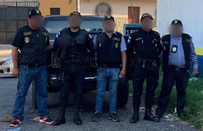 La Policía Nacional Civil (PNC) confirmó que dos agentes fueron capturados acusado de extorsión tras recibir una denuncia ciudadana. (Foto Prensa Libre: PNC)