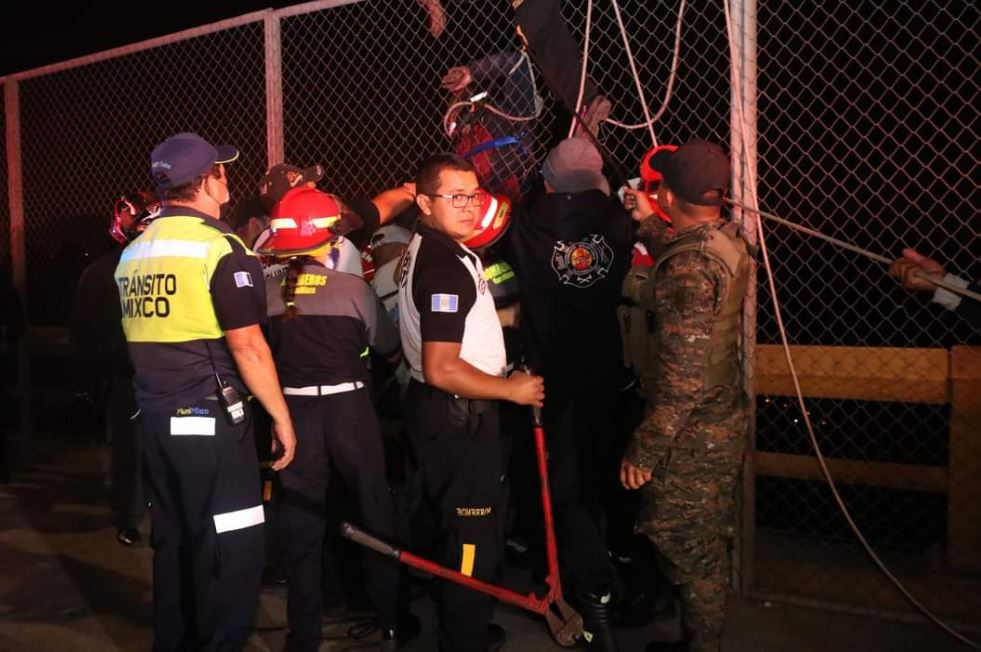 Socorristas y pobladores rescatan al joven que quería lanzarse del puente El Incienso. (Foto Prensa Libre: 