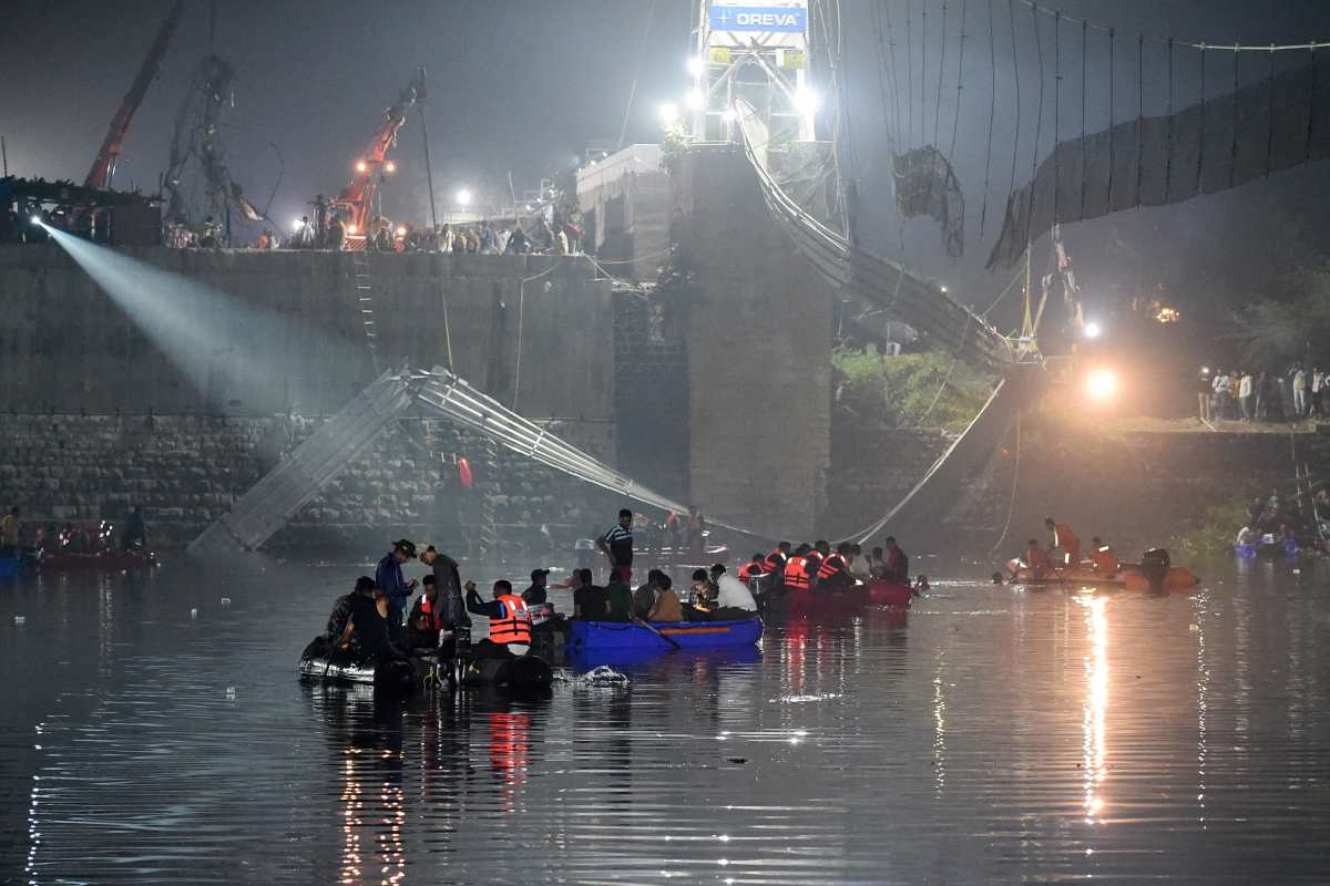 Videos: Los dramáticos momentos del derrumbe de un puente colgante en India que dejó más de 130 muertos