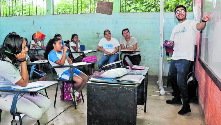 Pocas son las posibilidades de que los estudiantes que pierden el grado se inscriban al año siguiente. (Foto Prensa Libre: Hemeroteca PL)