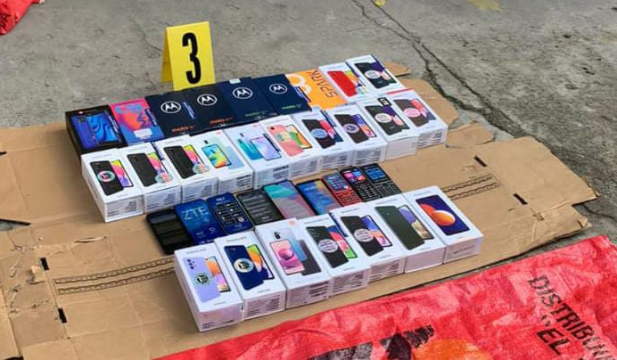 Los presuntos delincuentes llevaban 136 teléfonos. (Foto Prensa Libre: PNC) 