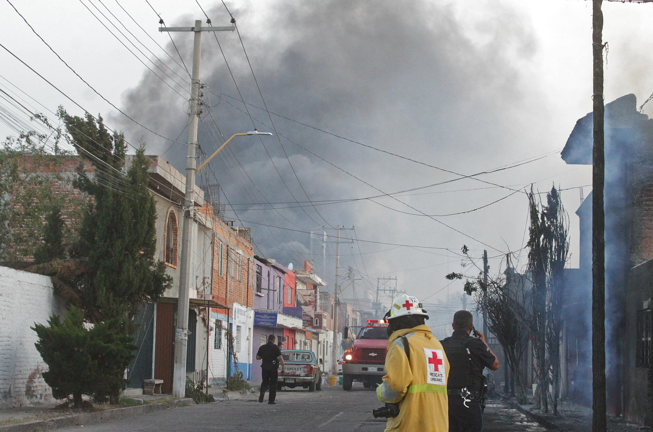 Vista de una columna de humo hoy después del choque entre un tren y una pipa cargada con gasolina en la ciudad de Aguascalientes, México. (Foto Prensa Libre: EFE)