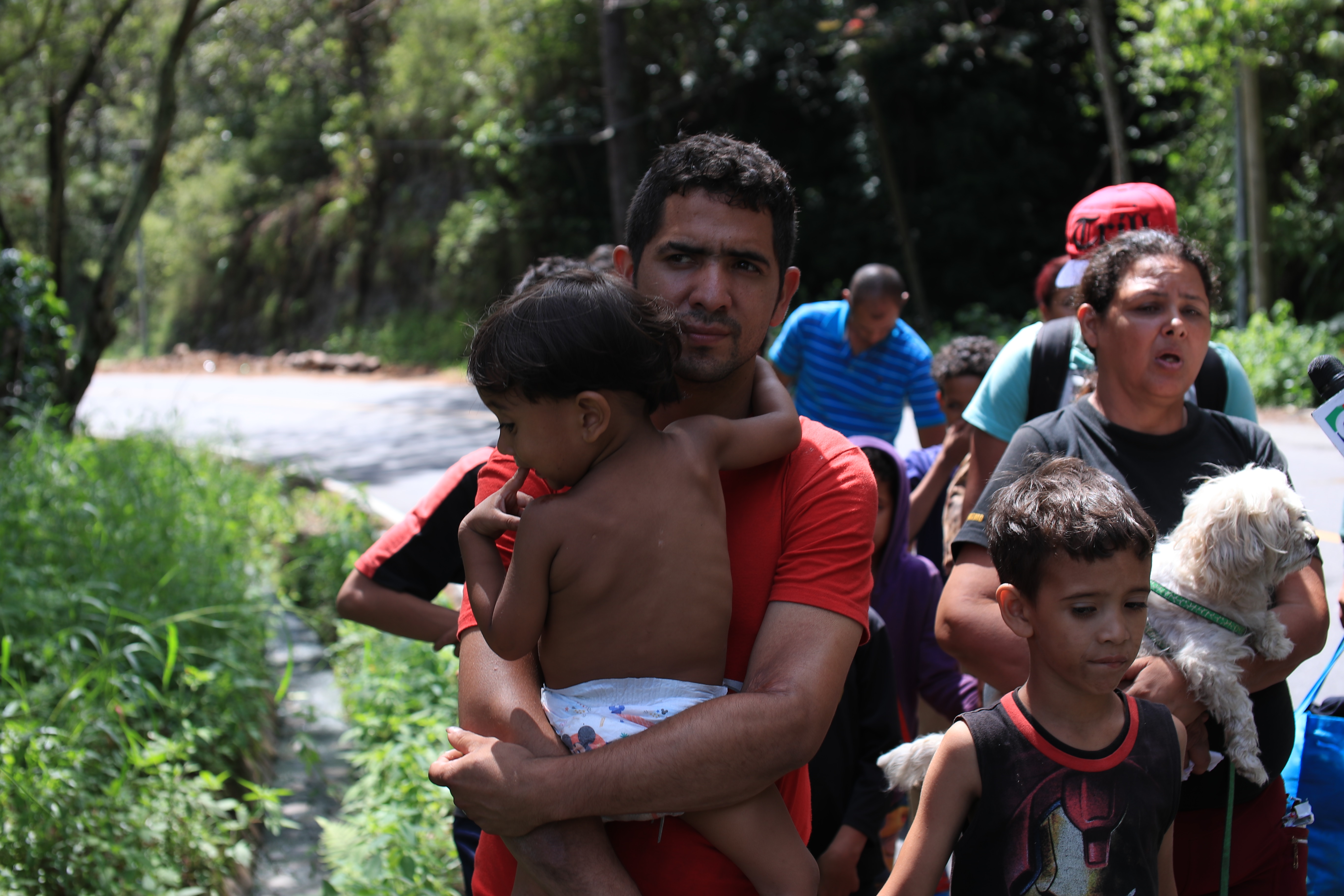 Una familia de venezolanos es captada en una carretera del oriente guatemalteco mientras intentan avanzar hacia la frontera con México. (Foto Prensa Libre: Carlos Hernández)