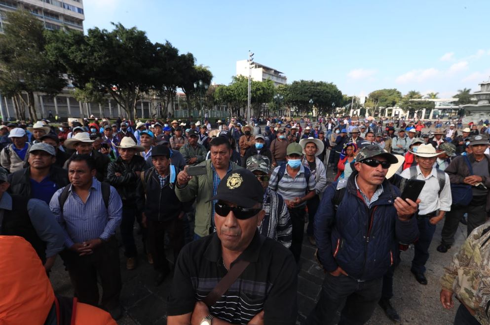 Veteranos militares en la manifestación en la Plaza de la Constitución. (Foto Prensa Libre: María José Bonilla)