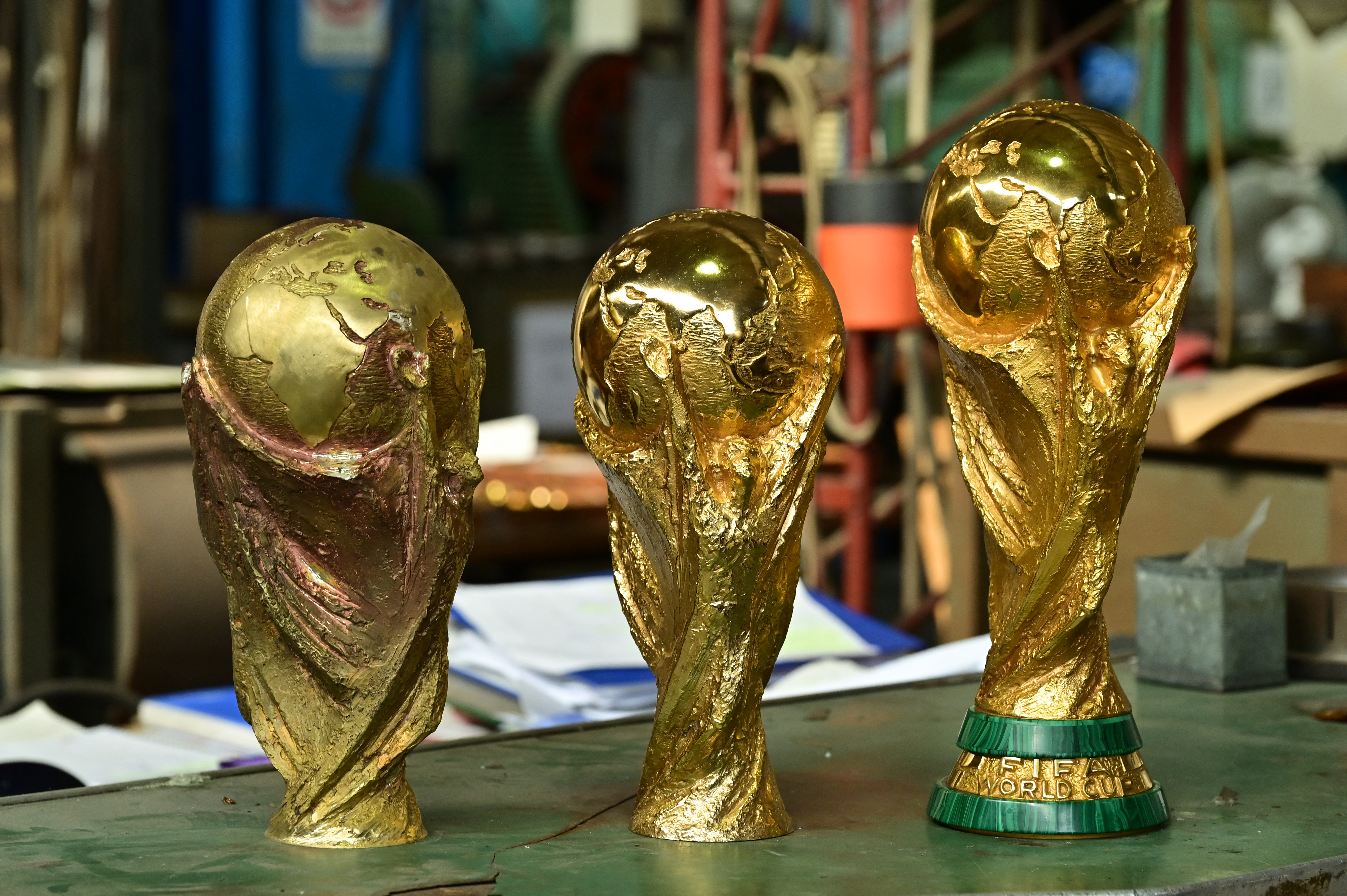 La construcción del trofeo que todos quieren ganar: La Copa del Mundo de la FIFA. (Foto Prensa Libre: AFP) 