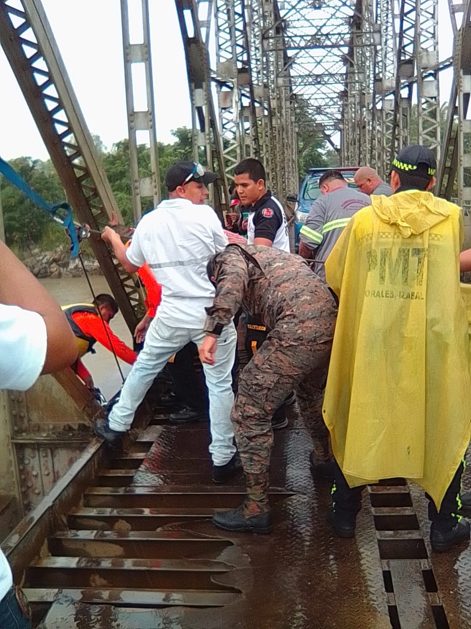 Bomberos Voluntarios, militares, agentes de Policía Municipal de Tránsito y pobladores apoyaron para recuperar el cadáver de una niña de 18 meses que cayó en el río Motagua, Morales, Izabal. Foto Ejército de Guatemala.