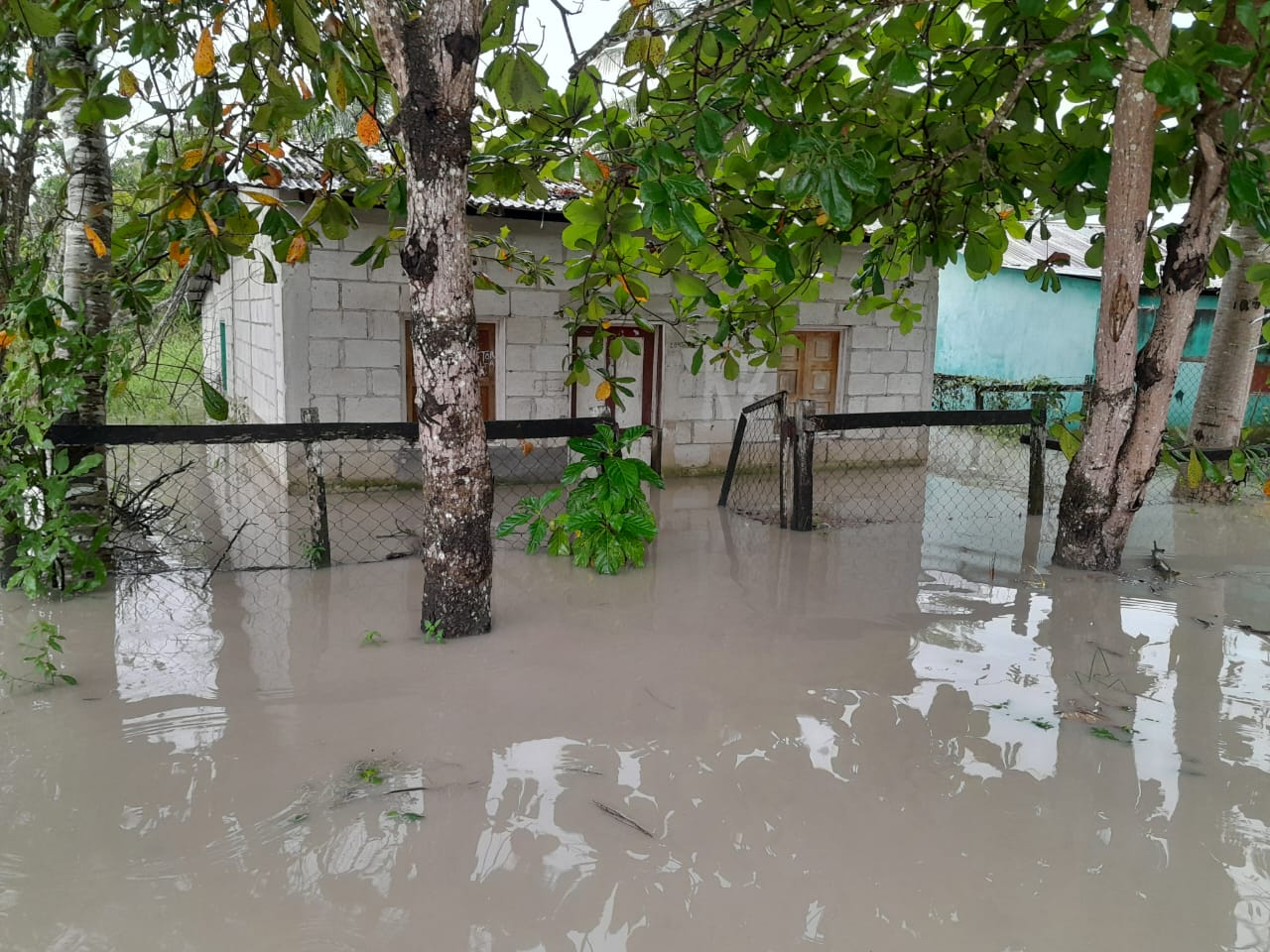 Varios sectores del caso urbano de Melchor de Mencos, Petén, son afectados por las lluvias causadas por el Huracán Lisa. (Foto Prensa Libre: Conred)