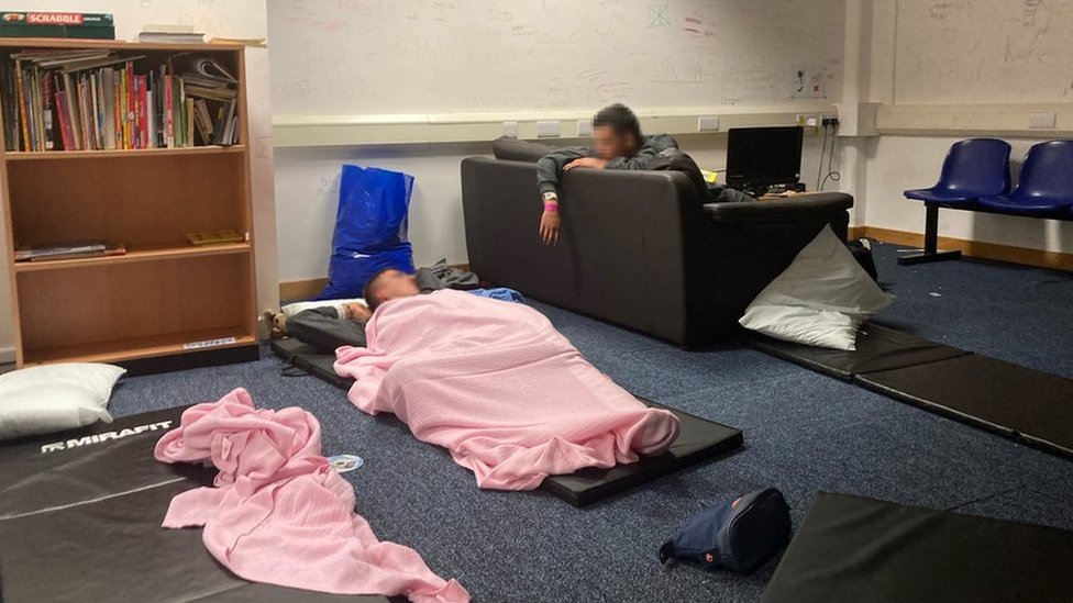 Los inmigrantes descansan en unas instalaciones del Ministerio de Interior en Kent, en el sur de Inglaterra.