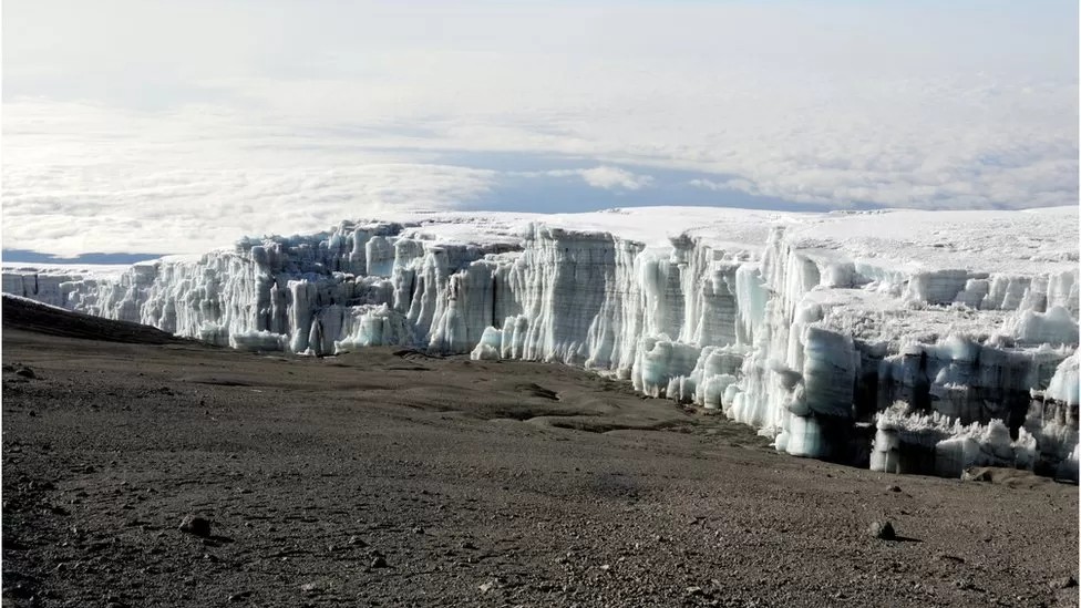 Los glaciares que cubren el Kilimanjaro en Tanzania desaparecerán para 2050. (GETTY IMAGES)
