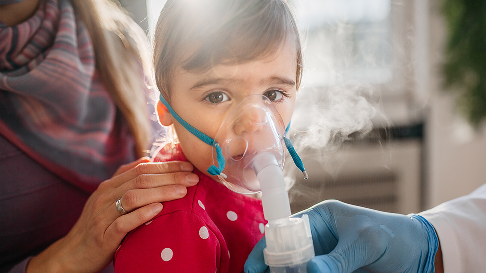 Niños con enfermedades respiratorias han colmado las guardias pediátricas en varios países.
