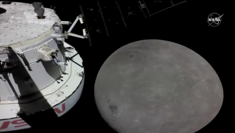 Orión aprovechó su sobrevuelo por la superficie de la Luna para tomar fotos. NASA