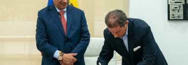 Gustavo Petro y José Félix Lafaurie en la firma de un histórico acuerdo de tierras.

Prensa Presidencia de Colombia