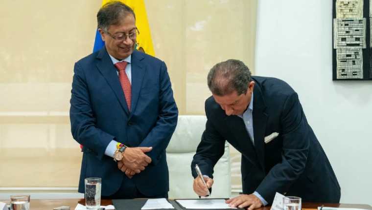Gustavo Petro y José Félix Lafaurie en la firma de un histórico acuerdo de tierras.

Prensa Presidencia de Colombia
