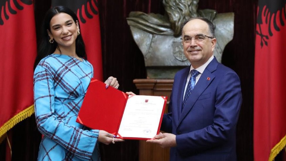 Dua Lipa recibió la ciudadanía de Albanian de manos del presidente Bajram Begaj. BBC