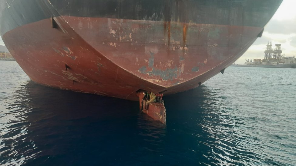 Los tres hombres fueron descubiertos en esta parte del barco.  Salvamento Marítimo de España
