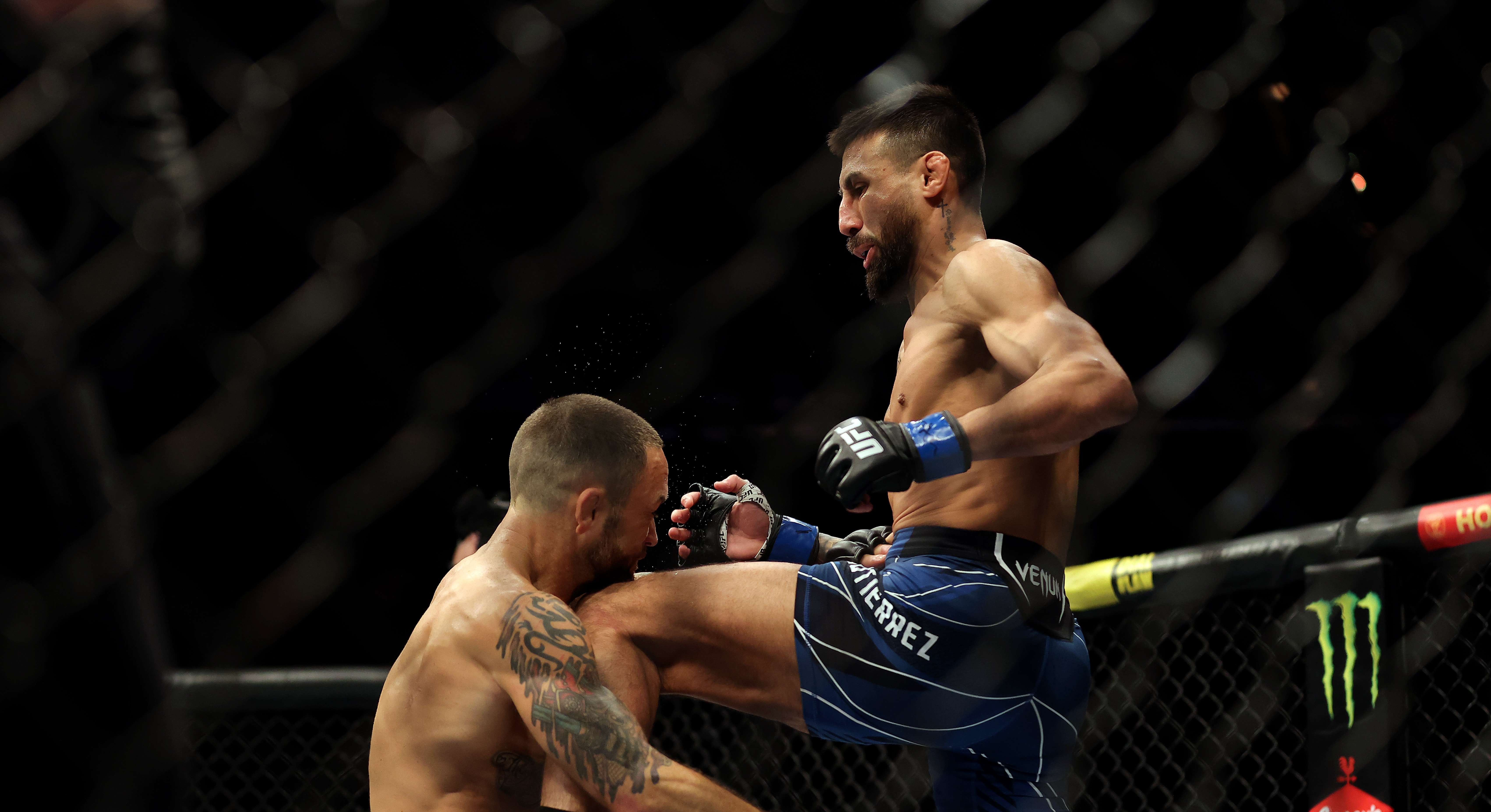 Chris Gutiérrez logró imponerse a Frankie Edgar en el UFC 281. Foto Prensa Libre (AFP)