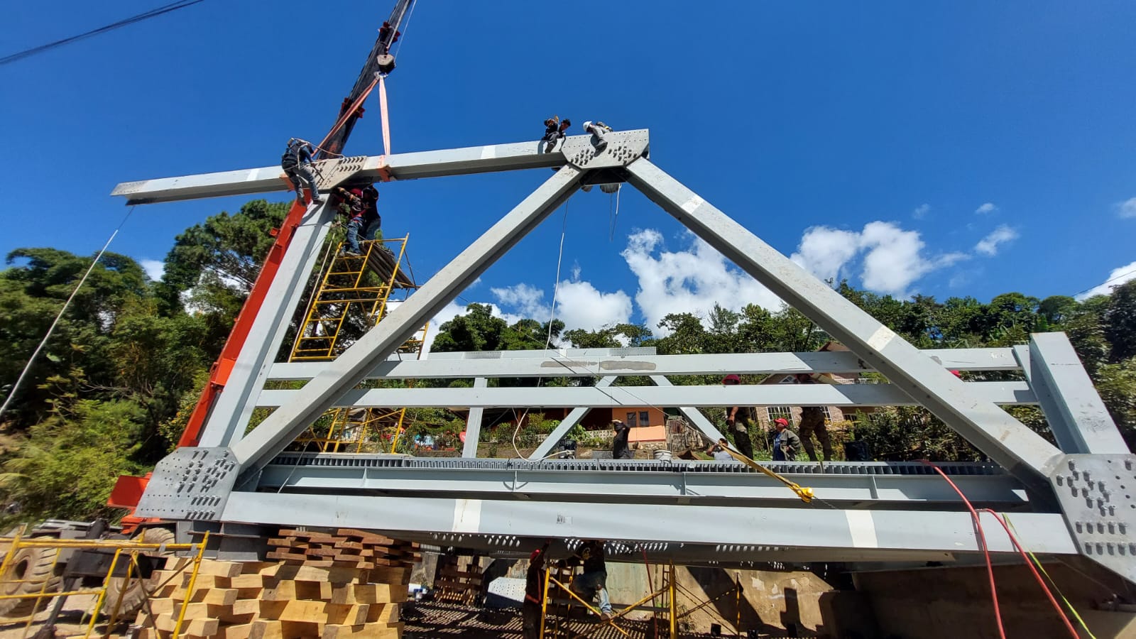 Uno de los cinco puentes tipo Warren que fueron comprado por el Ejército de Guatemala es instalado en Tamahú, Alta Verapaz. (Foto Prensa Libre: Ejército de Guatemala) 