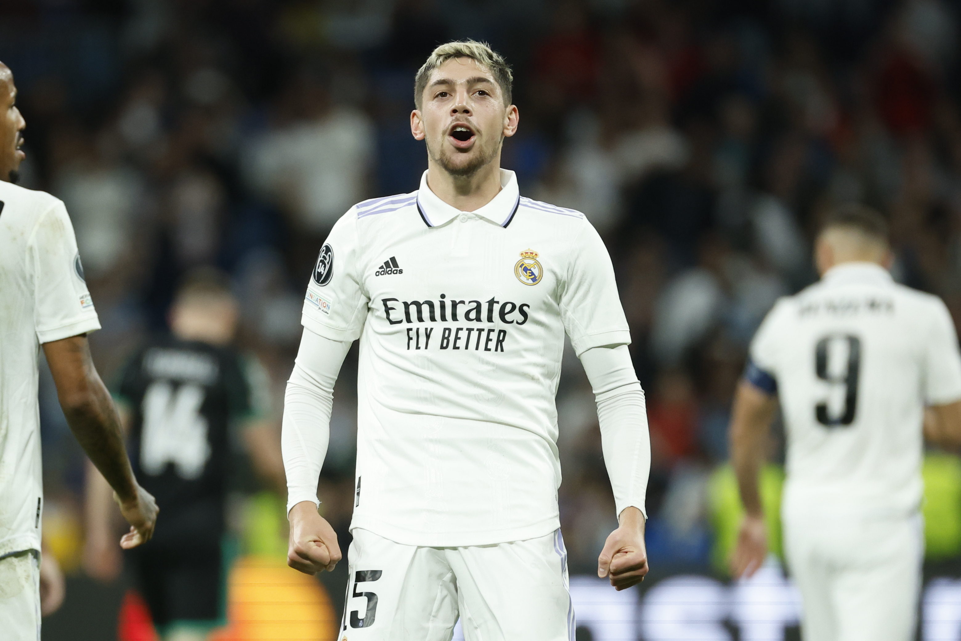 El centrocampista uruguayo del Real Madrid Fede Valverde celebra tras marcar el 5-0 durante el encuentro del grupo F de la UEFA Liga de Campeones entre el Real Madrid y el Celtic de Glasgow, este miércoles en el Santiago Bernabéu en Madrid. Foto Prensa Libre (EFE)