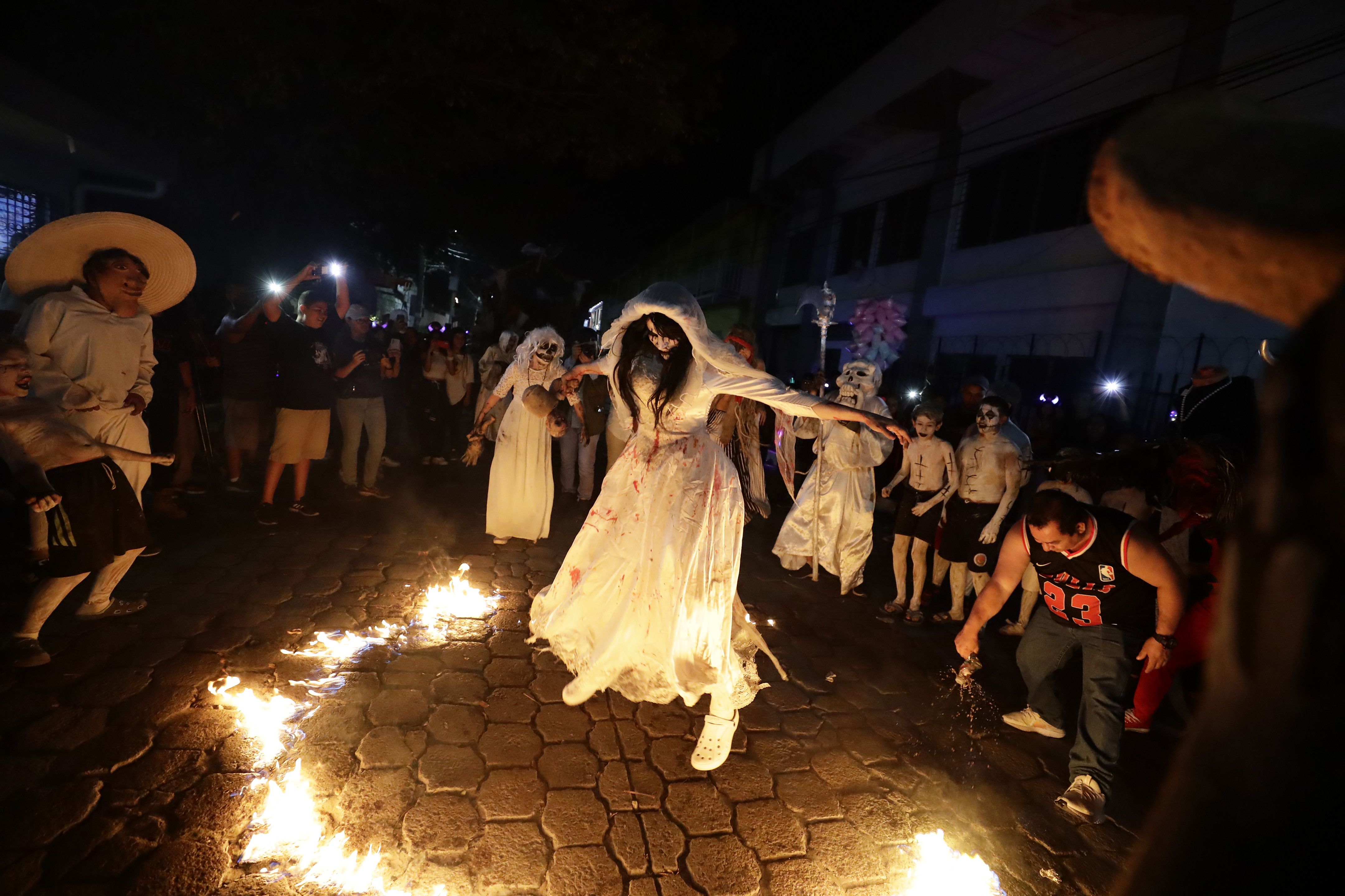 El Cadejo, La Llorona y otros espectros de Centroamérica desfilan el Día de los Muertos