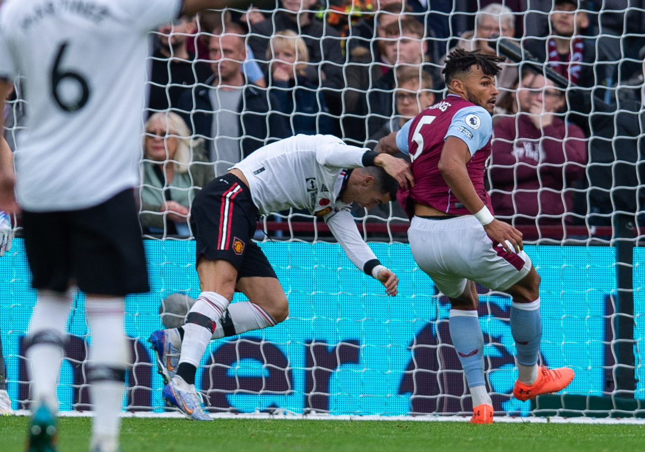 Cristiano Ronaldo y Tyrone Mings se enfrascaron en una discusión en el partido de Premier League de este domingo. Foto Prensa Libre (EFE)