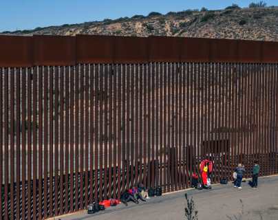Llevaba en brazos a su bebé de 3 años y ambos cayeron desde lo alto: migrante muere en muro fronterizo entre México y Estados Unidos