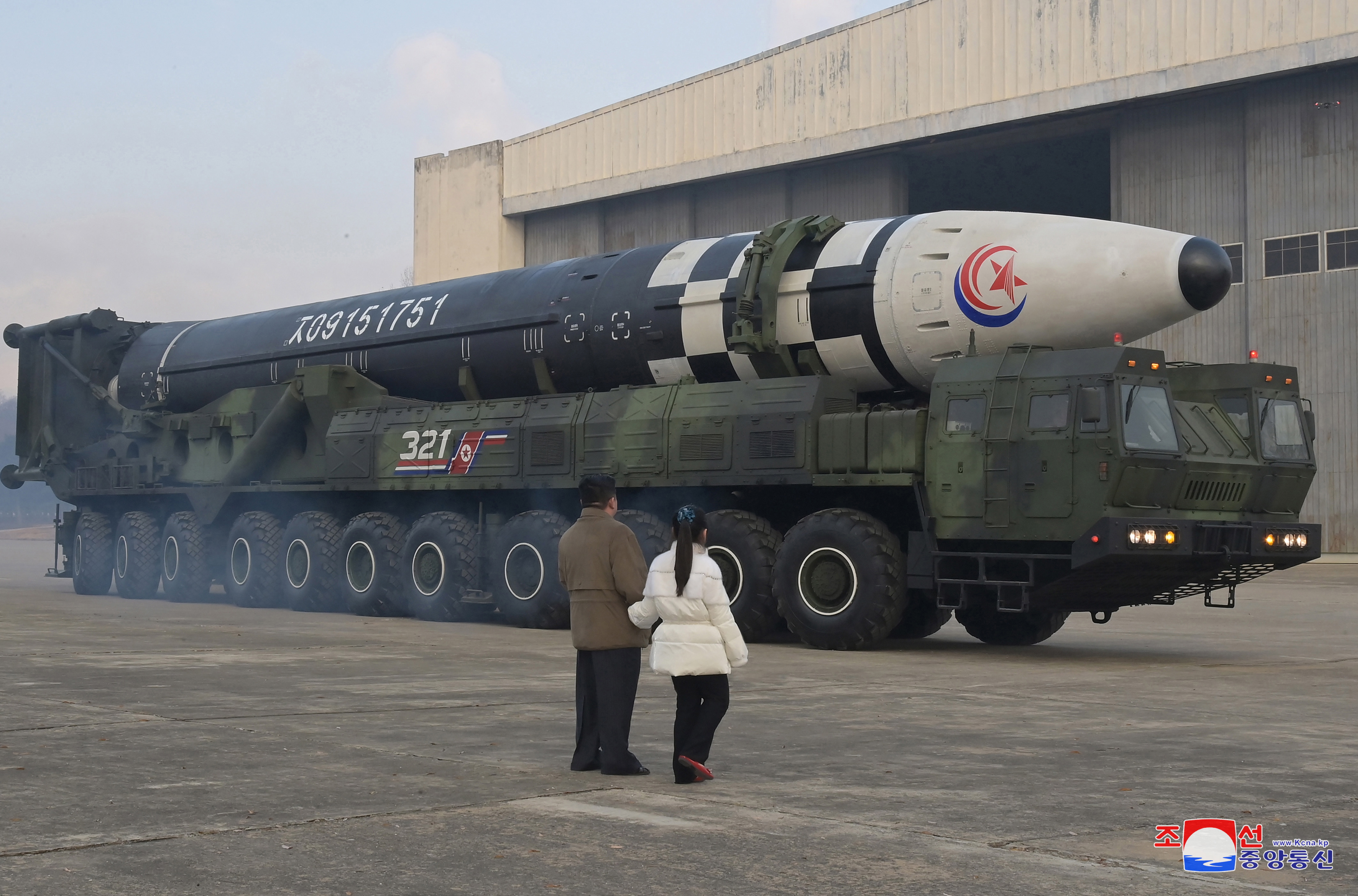 Líder norcoreano Kim Jong-Un, acompañado de su hija mientras observan un misil. (Foto Prensa Libre: HemerotecaPL)