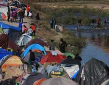 Migrantes venezolanos han acampado a orillas del Río Bravo, en Ciudad Juárez, estado de Chihuahua (México). (Foto Prensa Libre: EFE).