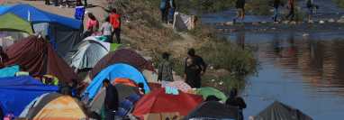 Migrantes venezolanos han acampado a orillas del Río Bravo, en Ciudad Juárez, estado de Chihuahua (México). (Foto Prensa Libre: EFE).