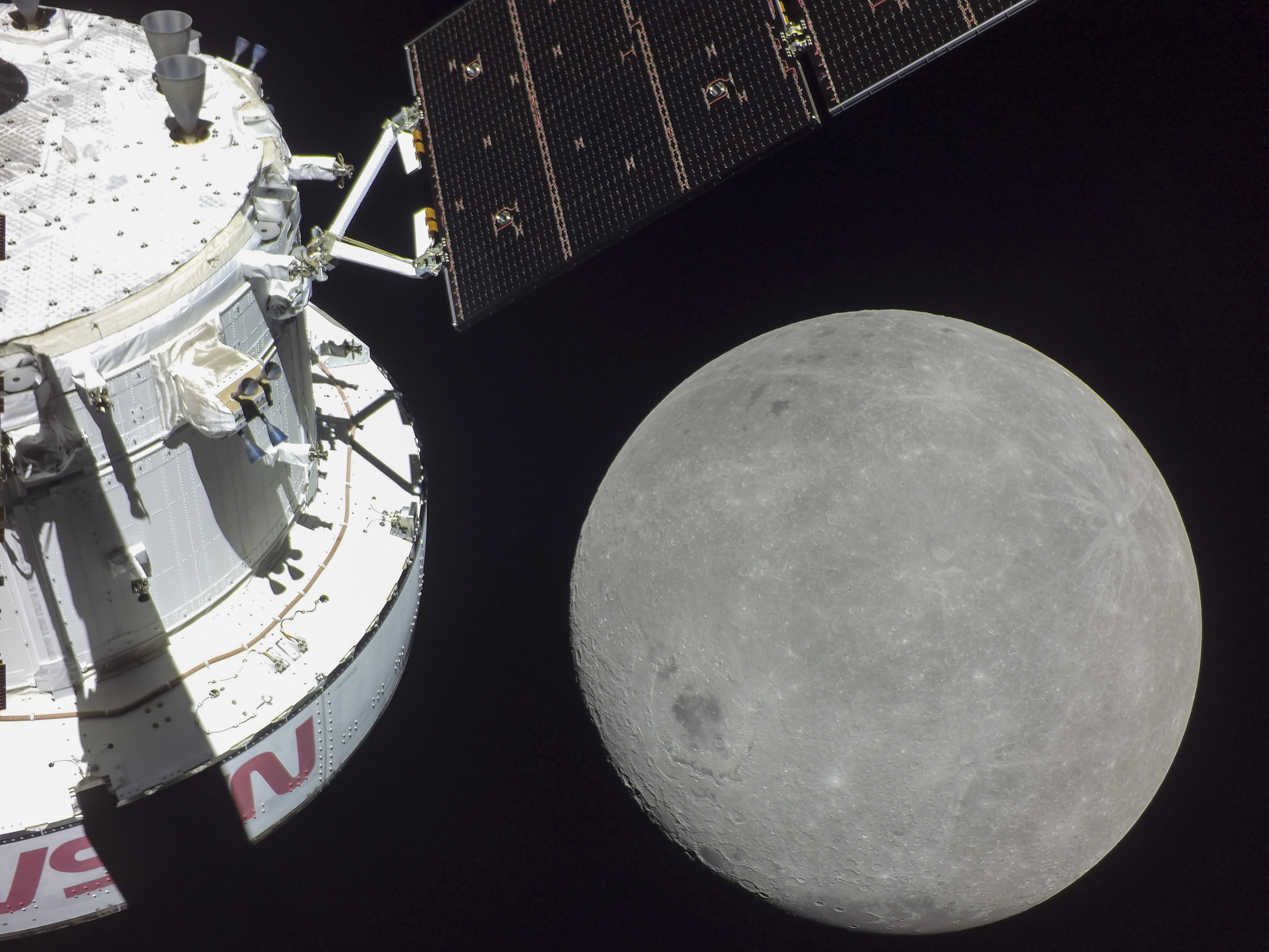 Fotografía cedida por la NASA, que muestra la cápsula Orión acercándose con éxito a 130 kilómetros de la Luna. (Foto Prensa Libre: EFE)