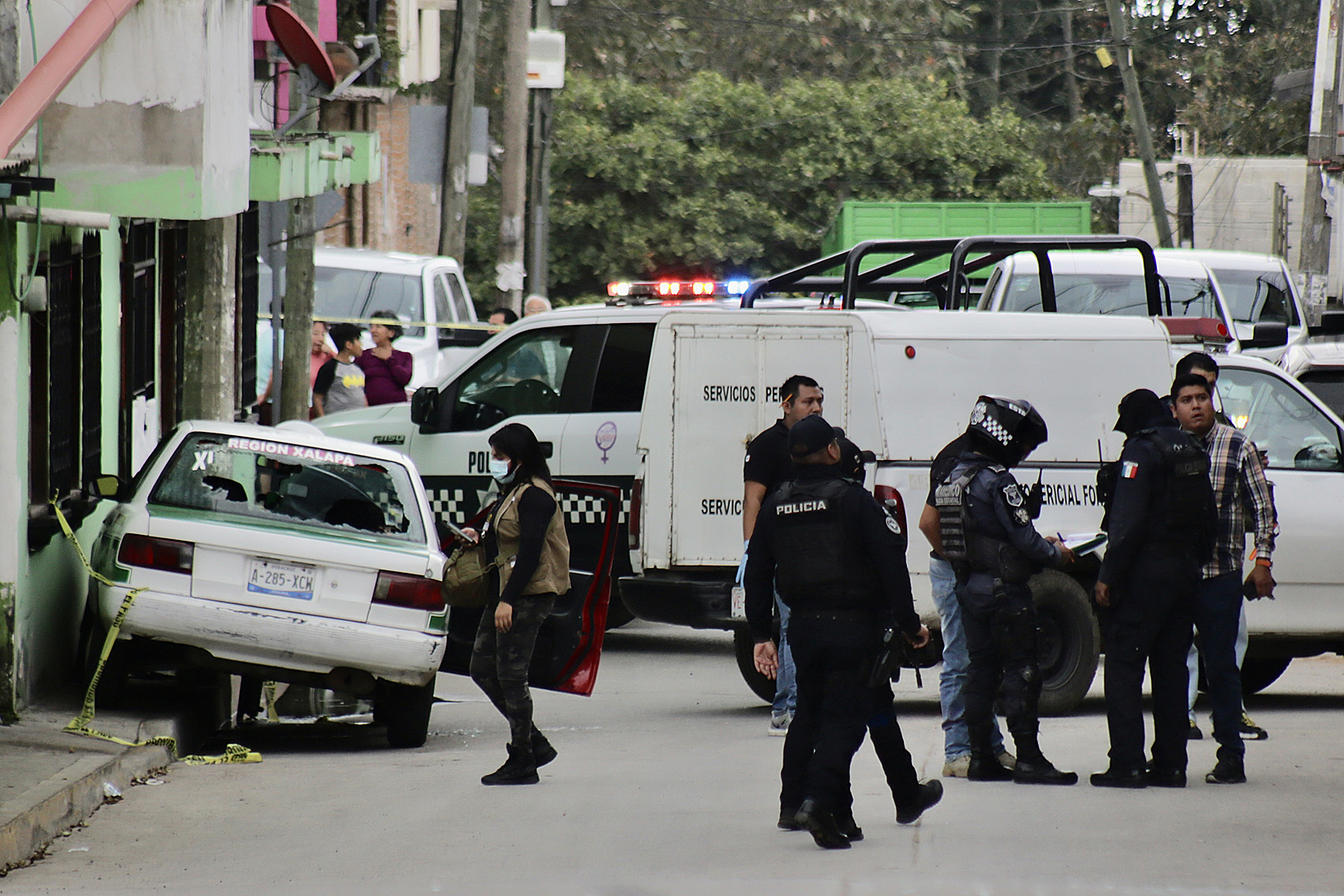Imagen de referencia. Autoridades inspeccionan un área donde se produjo un crimen en Veracruz, México. (Foto Prensa Libre: EFE)