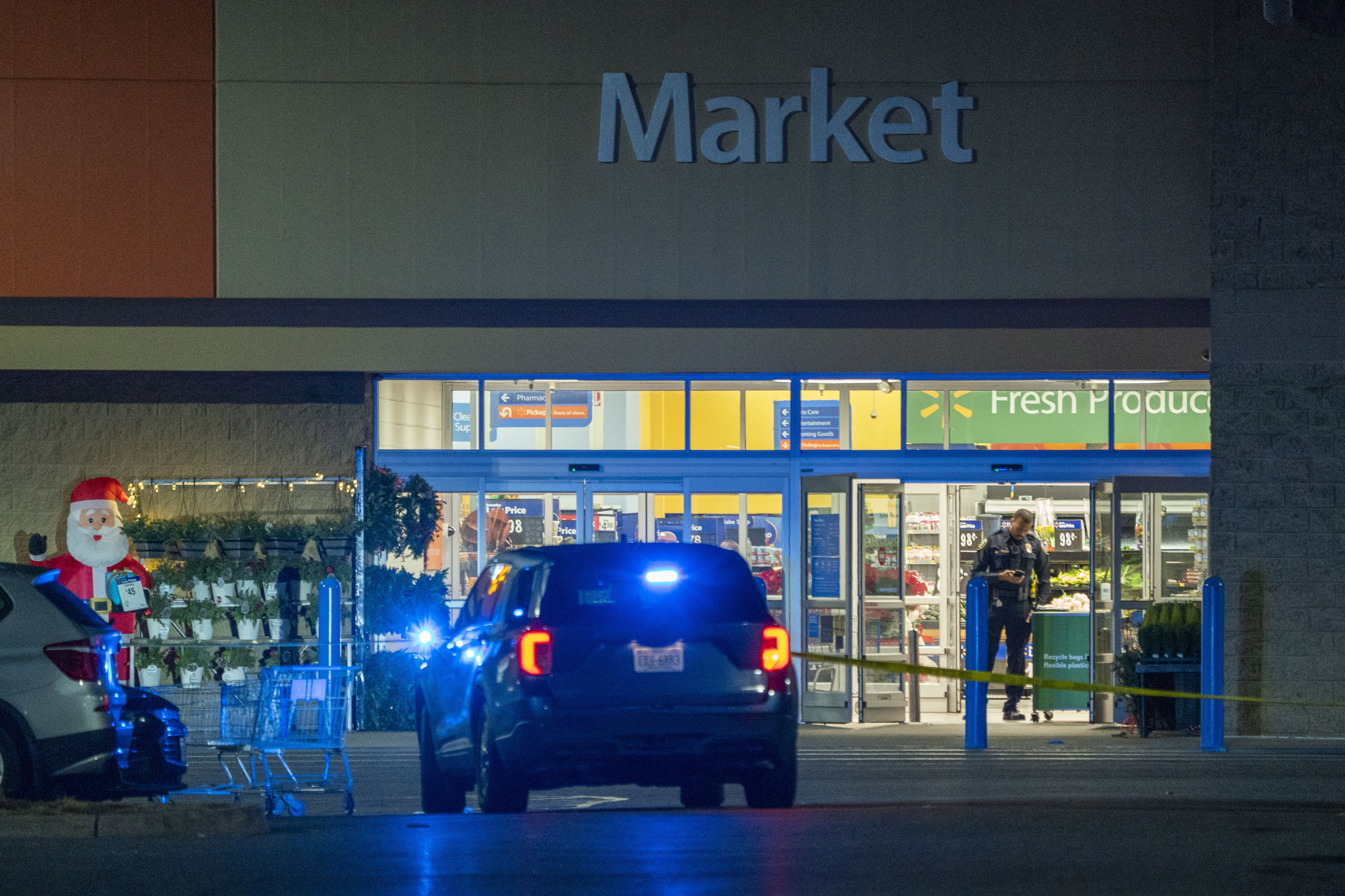 Agentes policiales resguardan el área donde se registró un ataque armado, en un supermercado en Chesapeake, Virginia, EE. UU. (Foto Prensa Libre: EFE/EPA/SHAWN THEW)