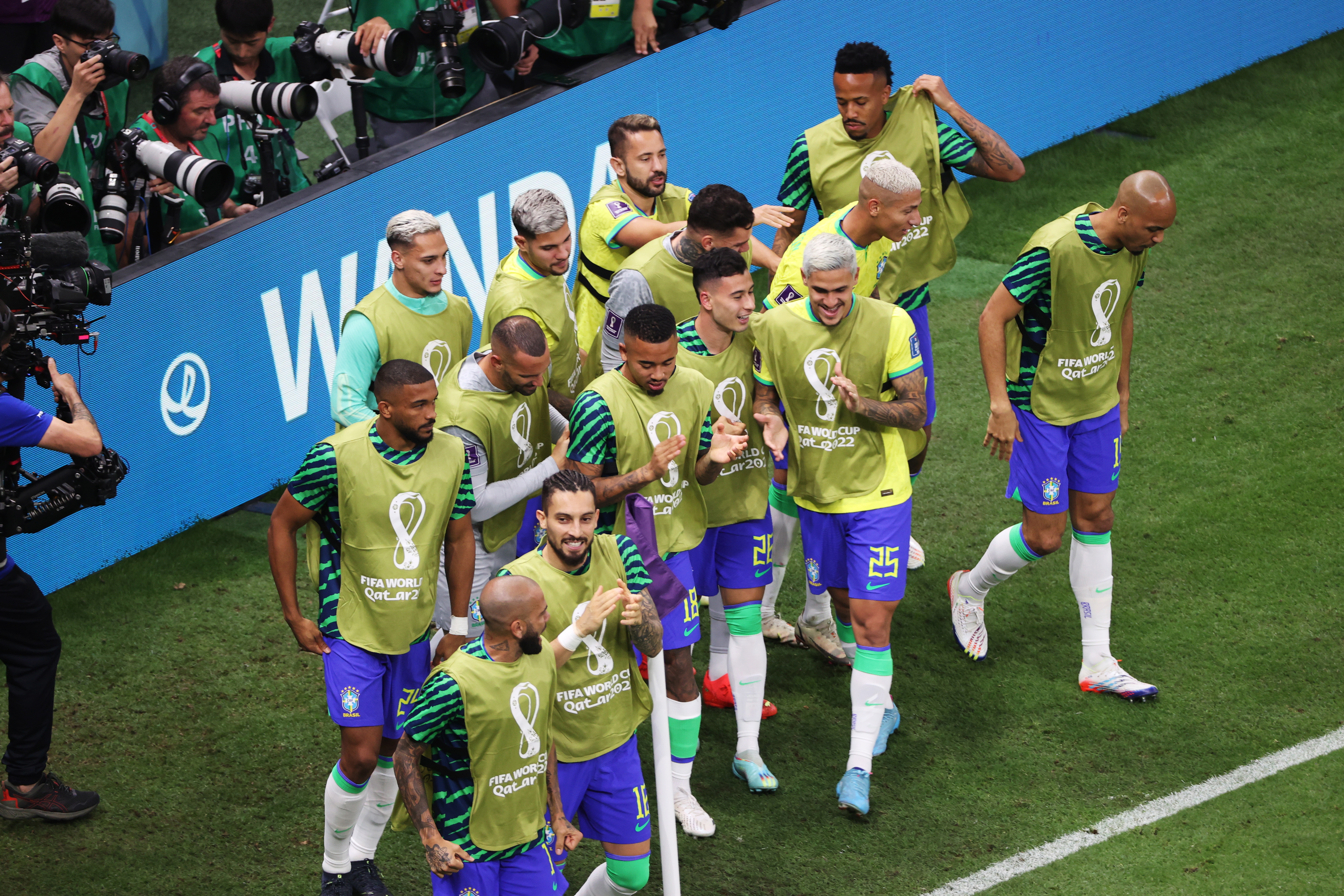 Los jugadores de Brasil celebraron en su debut en Qatar 2022 frente a Serbia. (Foto Prensa Libre: EFE)