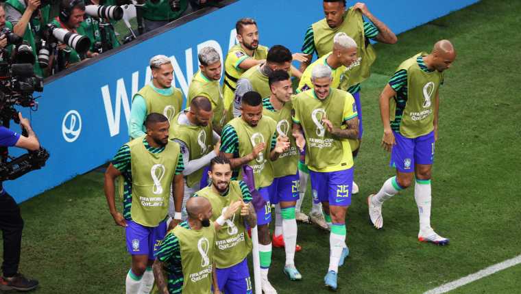 Los jugadores de Brasil celebraron en su debut en Qatar 2022 frente a Serbia. (Foto Prensa Libre: EFE)