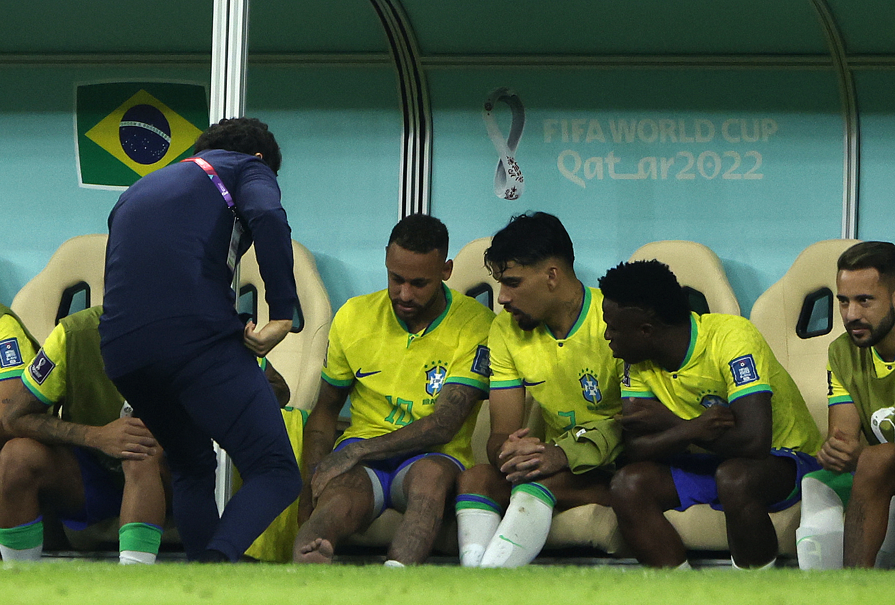 Neymar ha preocupado a los aficionados y a los jugadores de la selección de Brasil luego de abandonar el terreno de juego en los últimos diez minutos por molestias en su tobillo derecho. (Foto Prensa Libre: EFE)