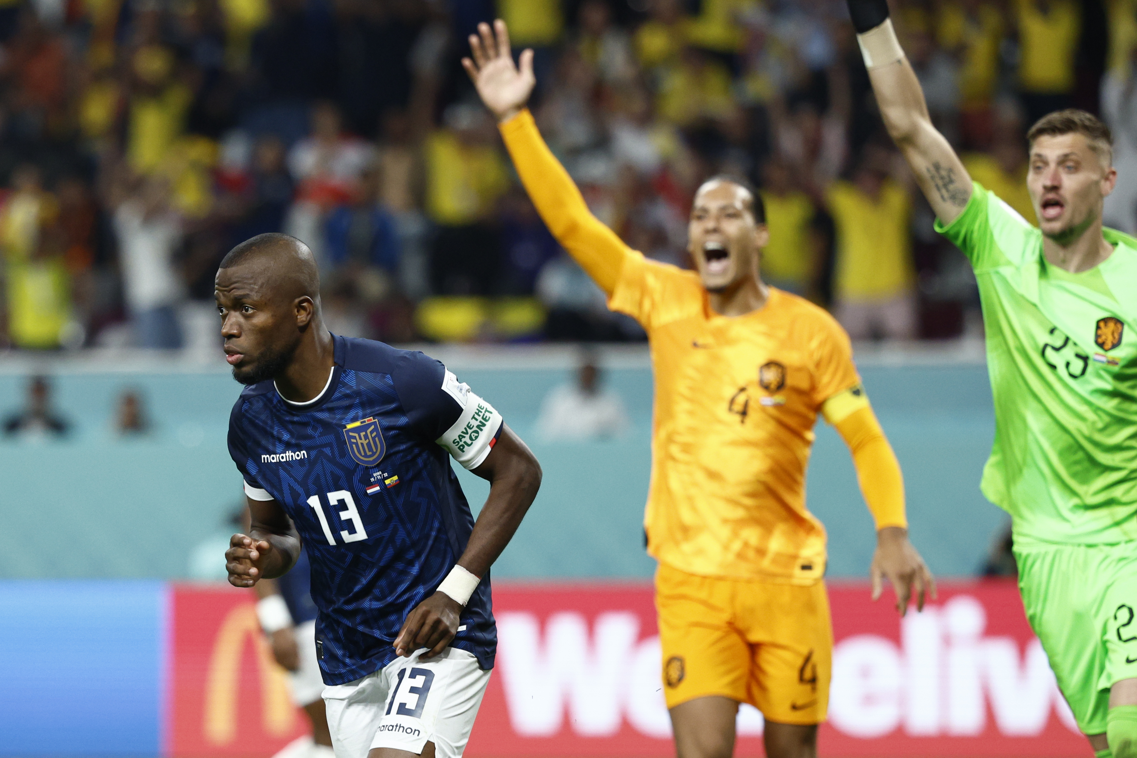 Los neerlandeses pedían fuera de lugar en el gol de Enner Valencia, pero el ecuatoriano puso las tablas en el marcador de manera legítima. (Foto Prensa Libre: EFE)