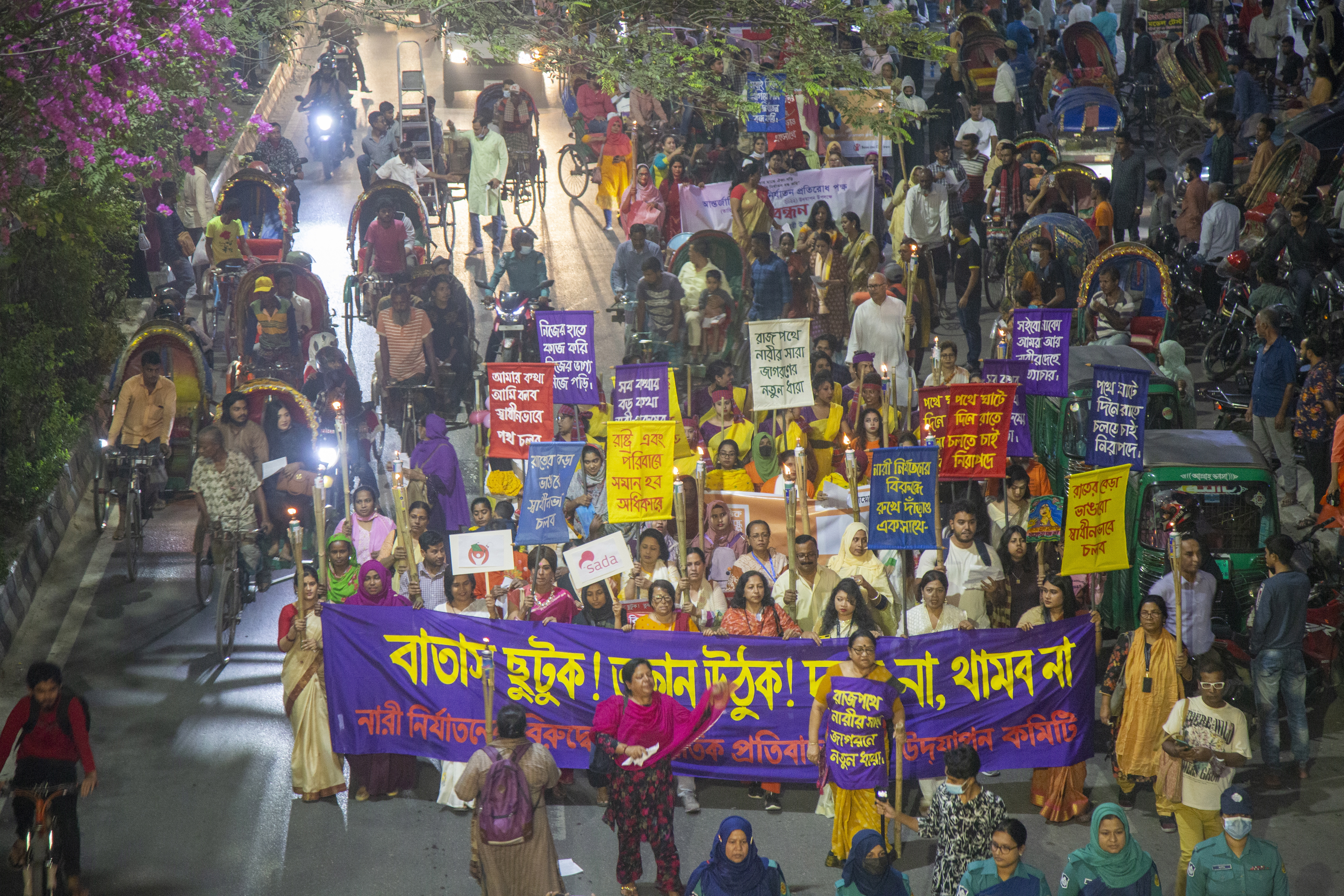 En Bangladesh las personas salieron a las calles en conmemoración del día internacional de la no violencia contra la mujer. Fotografía: EFE.