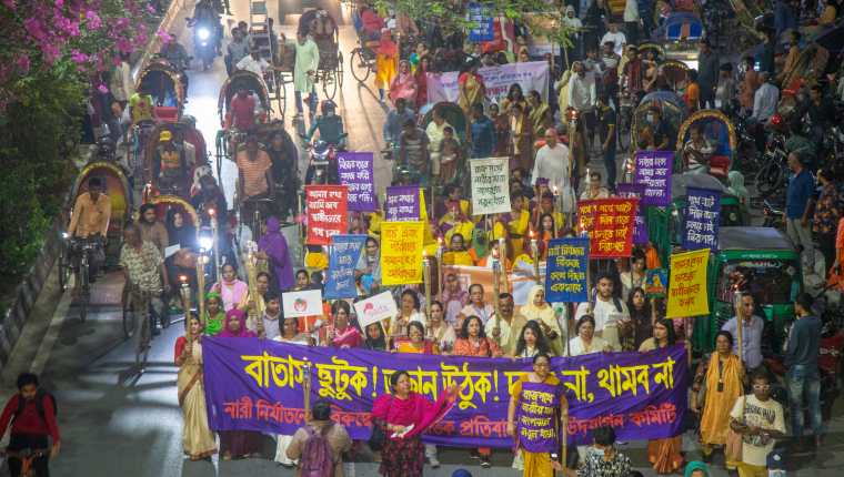 En Bangladesh las personas salieron a las calles en conmemoración del día internacional de la no violencia contra la mujer. Fotografía: EFE.