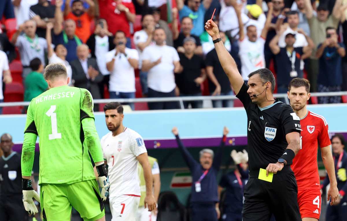 Qatar 2022: el árbitro guatemalteco Mario Escobar Toca muestra la primera tarjeta roja del Mundial