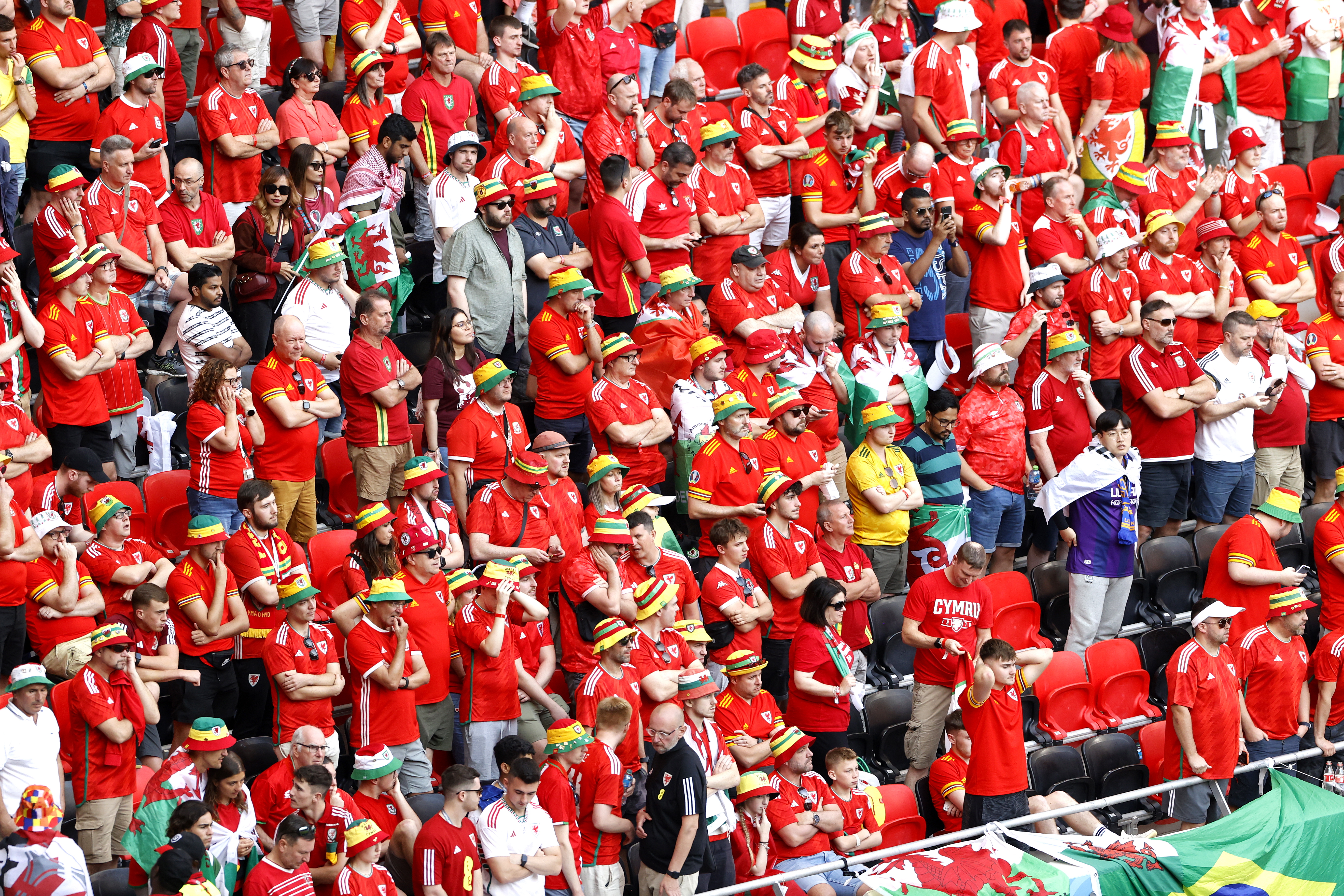 Aficionados de Gales durante el partido entre su país e Irán. Foto Prensa Libre (EFE)