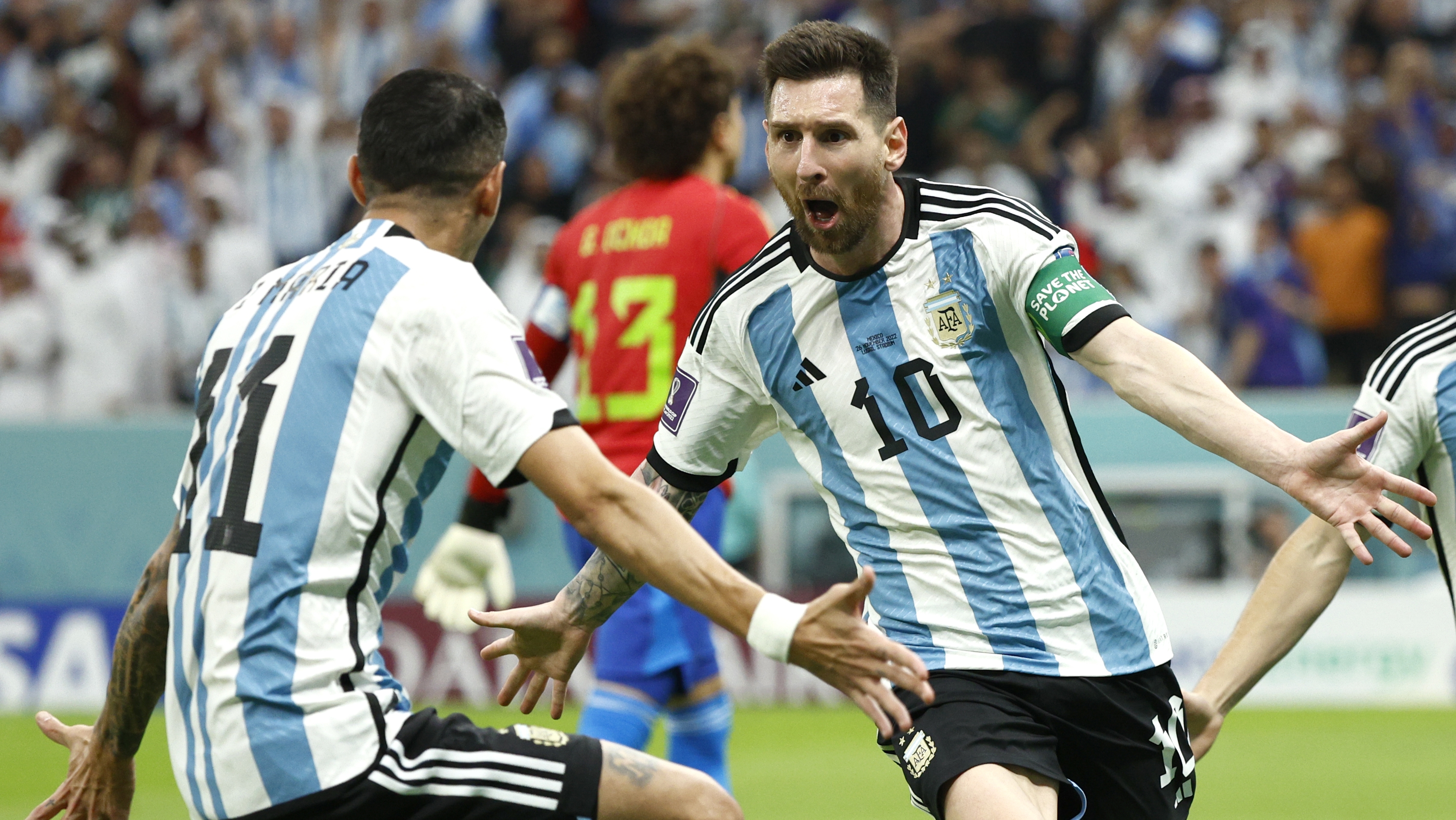 Lionel Messi de Argentina celebra su gol hoy, en un partido de la fase de grupos del Mundial de Fútbol Qatar 2022 entre Argentina y México en el estadio de Lusail.Foto Prensa Libre (EFE)