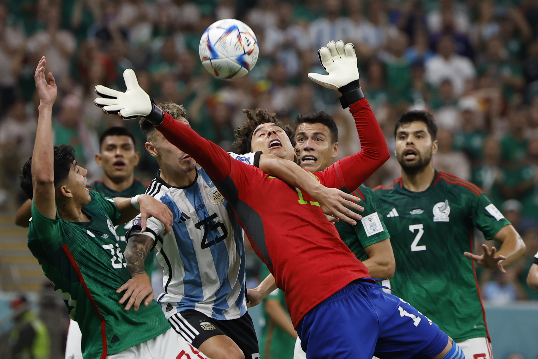 Lisandro Martínez de Argentina disputa un balón con Guillermo Ochoa, portero de México hoy, en un partido de la fase de grupos del Mundial de Fútbol Qatar 2022 entre Argentina y México en el estadio de Lusail. Foto Prensa Libre (EFE)