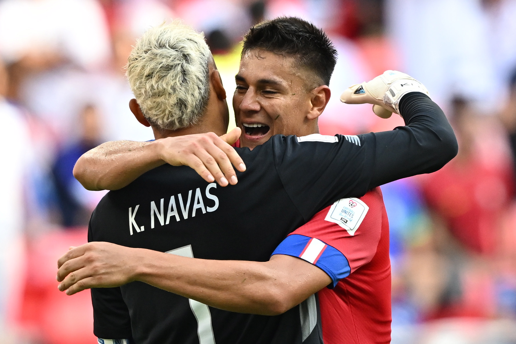 Keylor Navas y Oscar Duarte celebran la victoria de Costa Rica de hoy ante Japón en Qatar. Foto Prensa Libre (EFE)