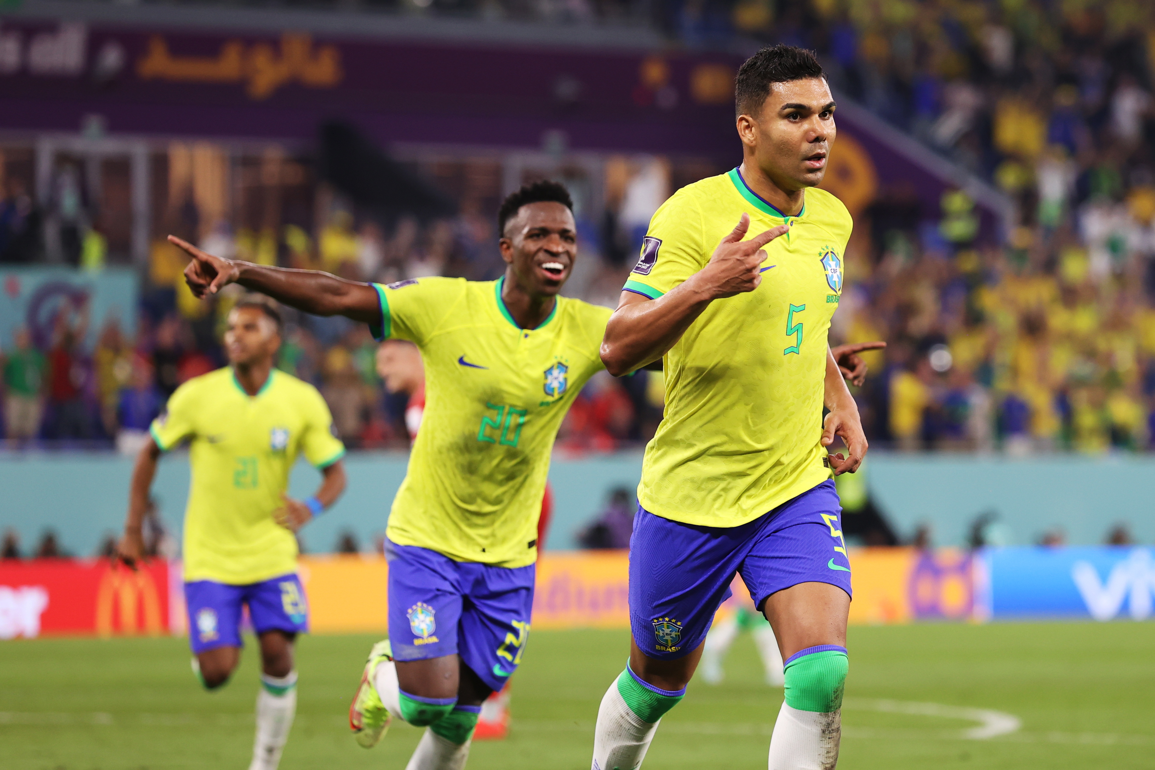Casemiro sacó provecho de su gran pegada y definió la victoria para Brasil con un golazo. (Foto Prensa Libre: EFE)