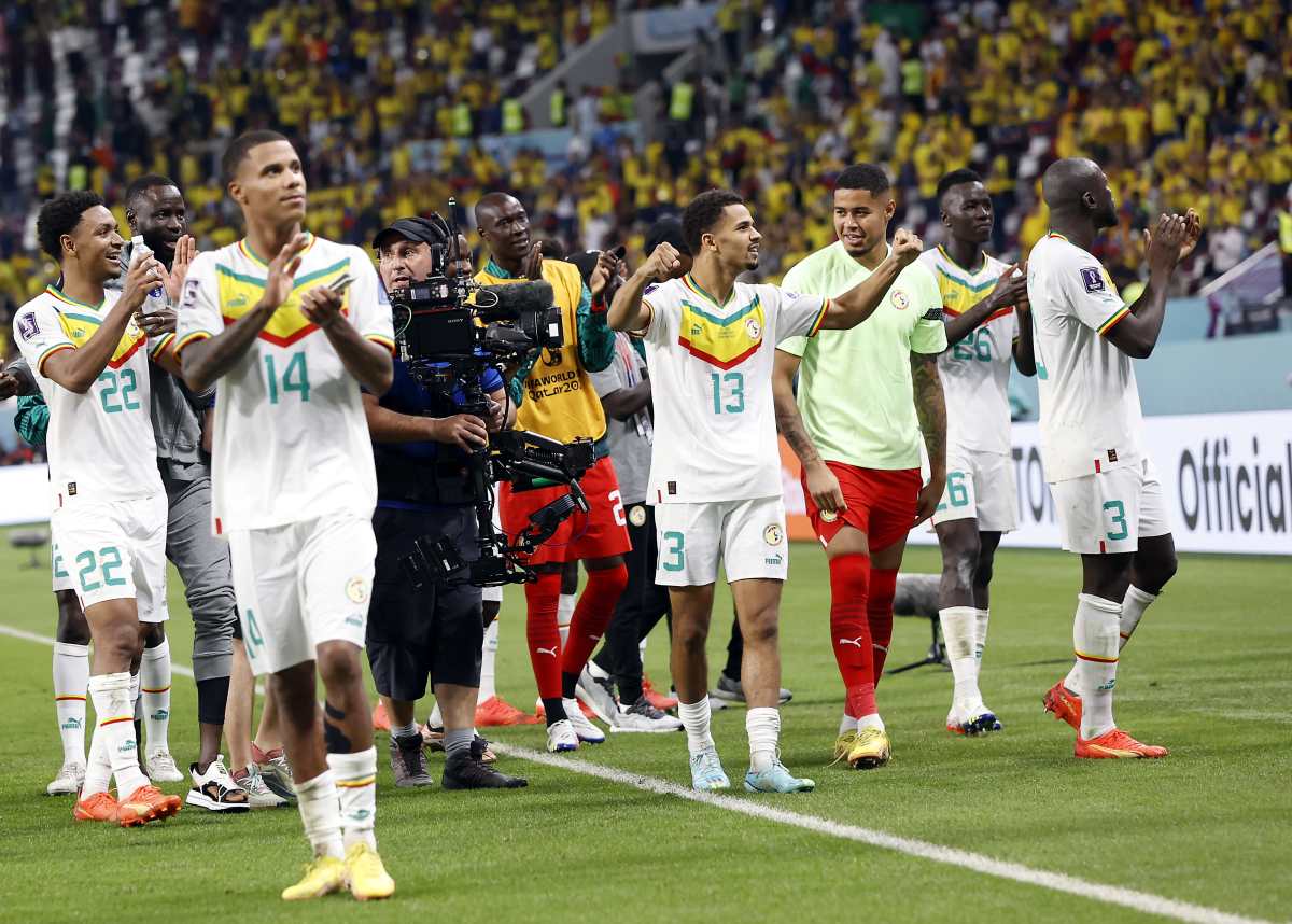 Los senegales agradecieron el apoyo de su afición al terminar el partido disputado este martes. (Foto Prensa Libre: EFE)