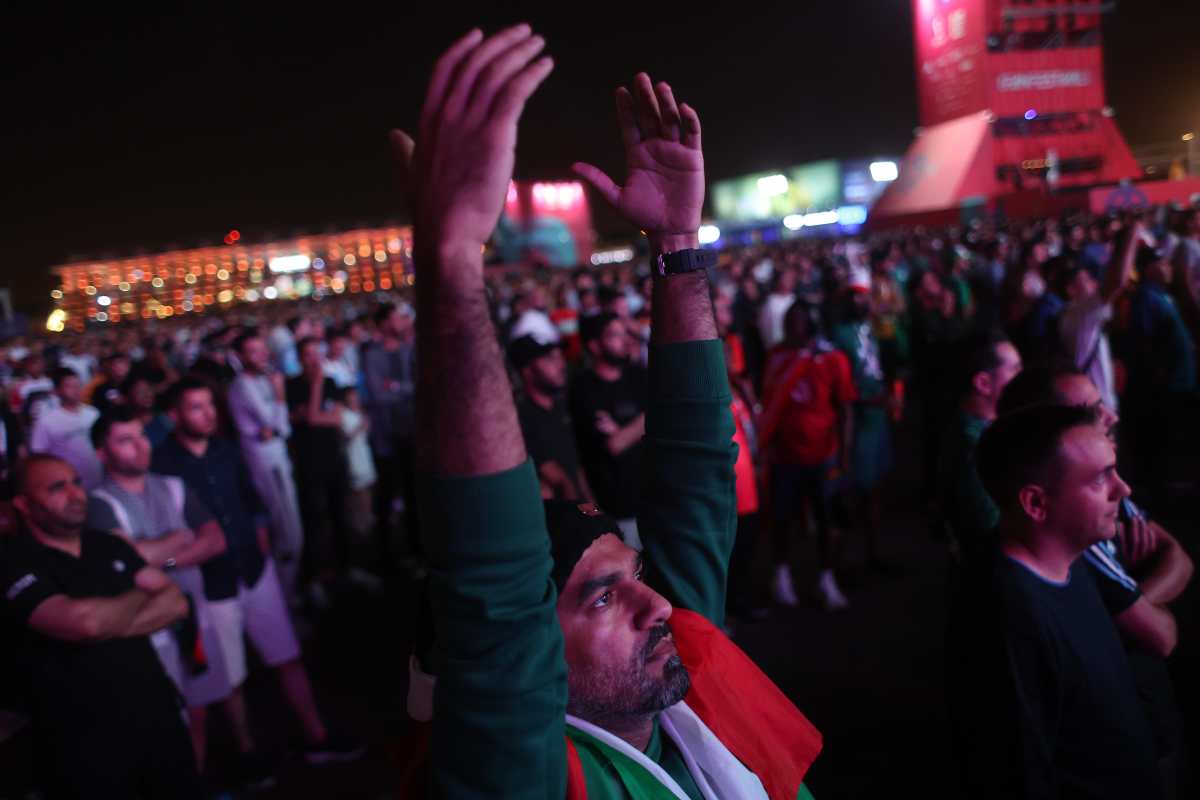 Qatar 2022: el video donde detienen a un aficionado iraní fuera del estadio por una camisa de protesta que llevó al Mundial